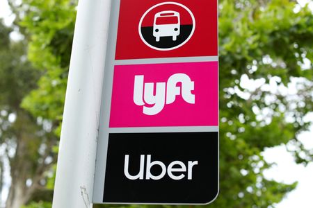 Massachusetts voters allow Uber, Lyft drivers to unionize