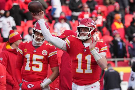 NFL-Chiefs to wear away white jerseys in Super Bowl, Eagles going green