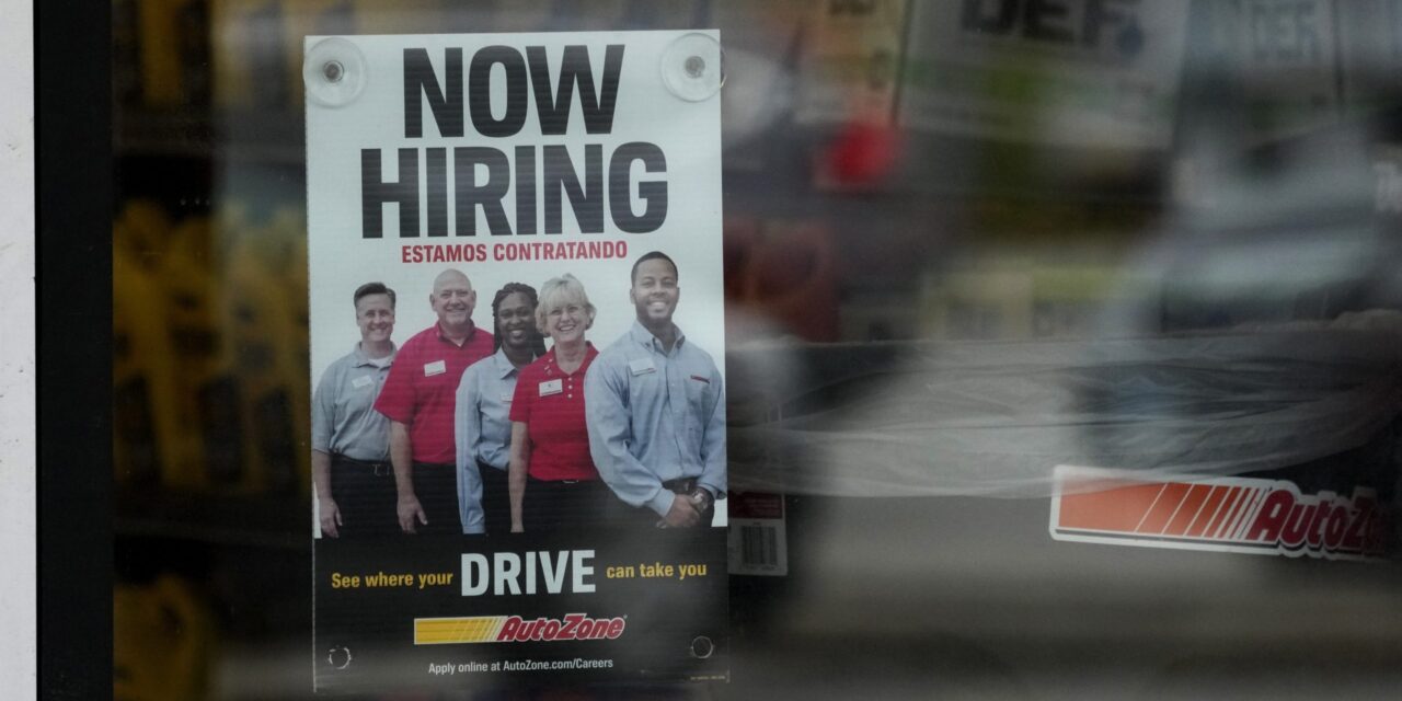 US jobless benefit claims fall last week as labor market remains strong despite recession fears