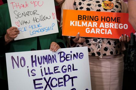 US Supreme Court temporarily blocks deportations of Venezuelan migrants under wartime law