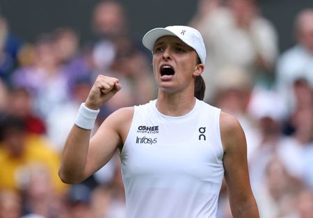 Tennis-Consistent Swiatek outclasses out-of-sorts Collins at Wimbledon