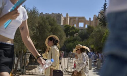 Greece shuts the Acropolis due to high temperatures